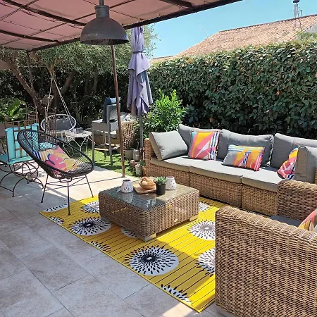 Jolie Petite Cote D'azur. Bed & Breakfast Fréjus